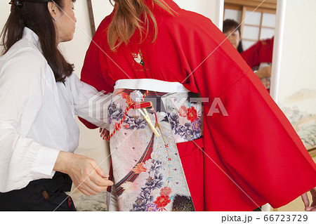 着付けする女性 66723729