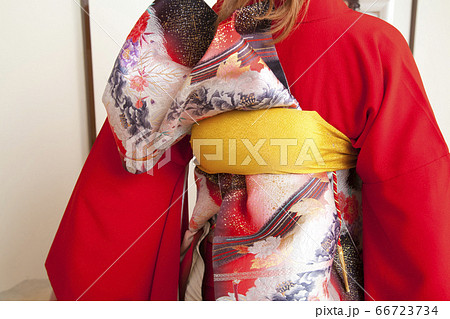 着付けする女性 着付けする女性 66723734