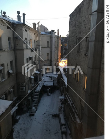 ロシア モスクワの路地裏 早朝 ロシア モスクワの路地裏 早朝 66723974