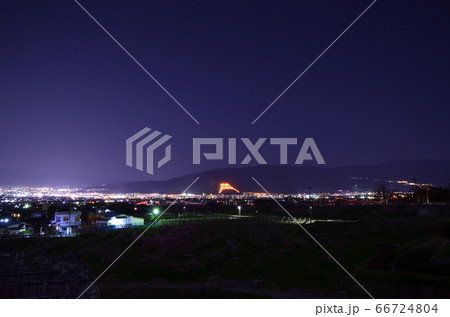 笛吹市、みさか桃源郷公園から望む夜景と笈形焼 笛吹市、みさか桃源郷公園から望む夜景と笈形焼 66724804