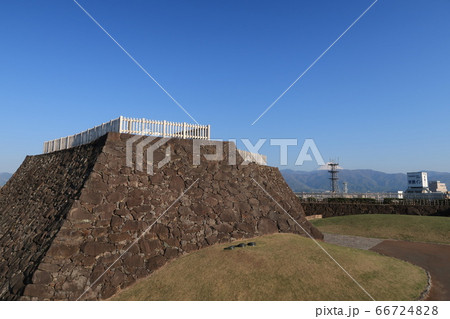 甲府市、舞鶴城公園、天守台と富士山 甲府市、舞鶴城公園、天守台と富士山 66724828