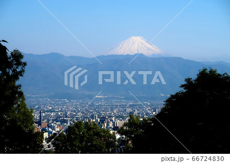山梨県甲府市、湯村山、山頂展望台からの眺望と富士山 66724830