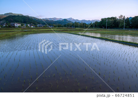 田園風景と残雪の谷川岳　上毛高原駅付近からの景色　　みなかみ町　 66724851