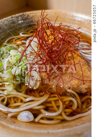 立ち食いソバ 山形牛コンビーフかつ蕎麦 品川駅 えきめんや 縦位置 立ち食いソバ 山形牛コンビーフかつ蕎麦 品川駅 えきめんや 縦位置 66725057