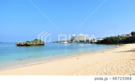 万座ビーチの青い海と白い砂浜 万座ビーチの青い海と白い砂浜 66725068