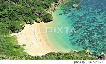 果報バンタの青い海と白い砂浜 果報バンタの青い海と白い砂浜 66725073