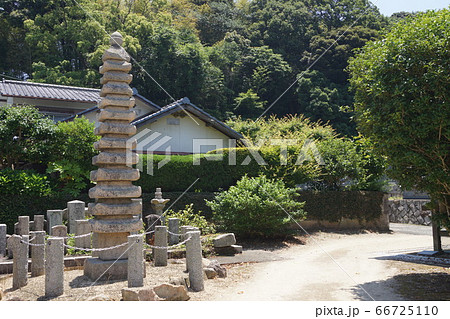 山口県 下関市 長府 笑山寺の十三重石塔 66725110
