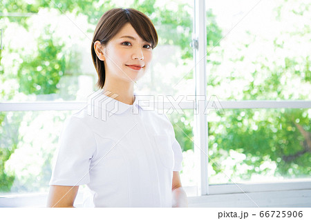 白衣を着た笑顔の看護師 白衣を着た笑顔の看護師 66725906