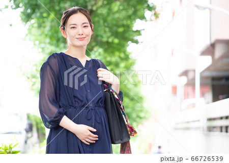 カメラ目線で微笑むワンピース姿の働く妊婦 カメラ目線で微笑むワンピース姿の働く妊婦 66726539