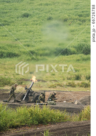 120mm迫撃砲を放つ陸上自衛隊員 66726788