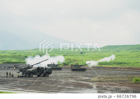 火力戦闘車による火砲一斉射撃の写真素材