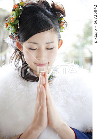 お参りをする振袖姿の女性 お参りをする振袖姿の女性 66726942