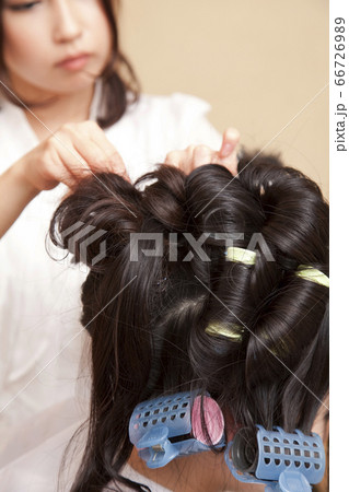 ヘアセットする女性 66726989