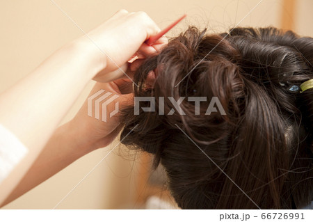 ヘアセットする女性 ヘアセットする女性 66726991