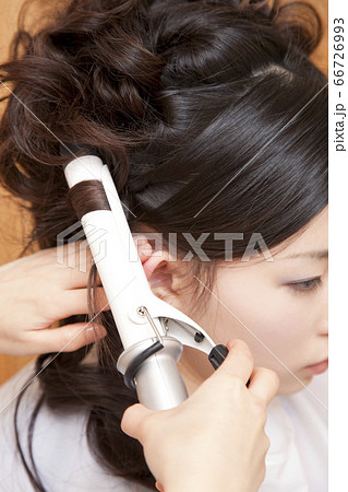 ヘアセットする女性 66726993