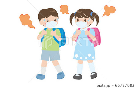 マスクで登校する半袖の子供達（熱中症注意） 66727682