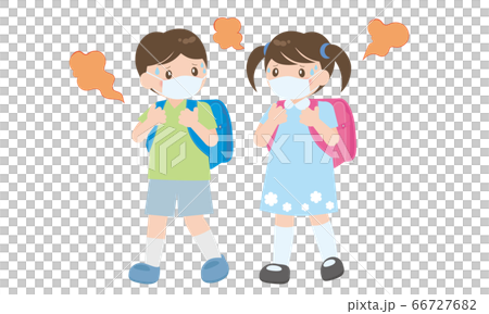 マスクで登校する半袖の子供達（熱中症注意） 66727682