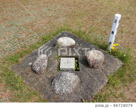 経度 緯度の基準になる「三角点標石」 経度 緯度の基準になる「三角点標石」 66728079