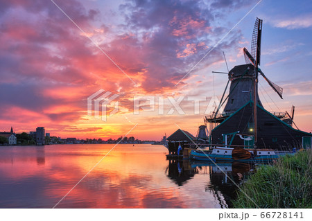 Windmills at Zaanse Schans in Holland on sunset. Zaandam, Nether 66728141