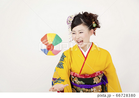 紙風船で遊ぶ振袖姿の女性 紙風船で遊ぶ振袖姿の女性 66728380