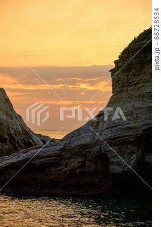 千葉県 夕焼けの雀島 南房総市 千葉県 夕焼けの雀島 南房総市 66728534