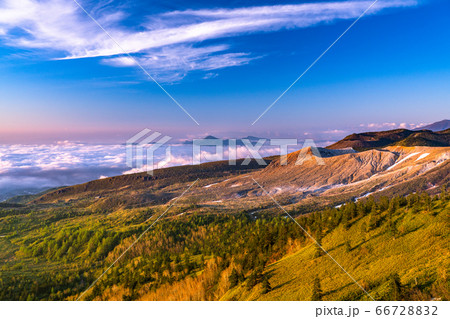 《群馬県》渋峠の夜明け・国道最高地点の眺め 《群馬県》渋峠の夜明け・国道最高地点の眺め 66728832