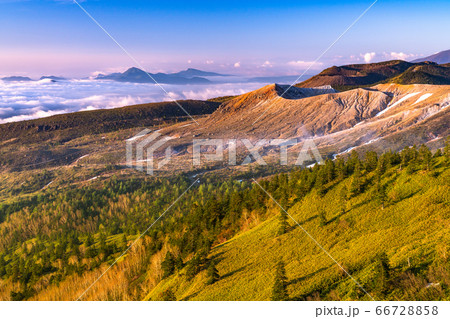 《群馬県》渋峠の夜明け・国道最高地点の眺め 66728858