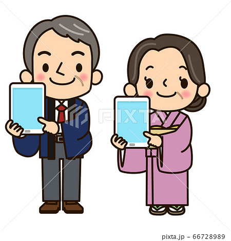 タブレットを持っている笑顔の女将さんと番頭さん 66728989