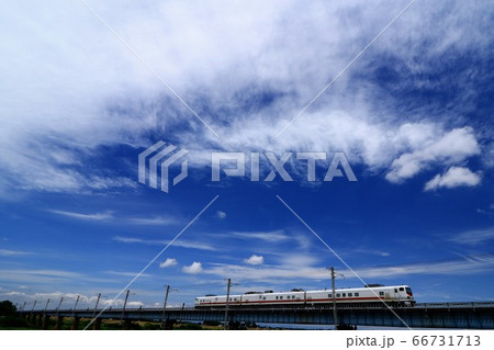 爽やかな空の下鬼怒川橋梁を行くイーストアイ　キヤE193 66731713