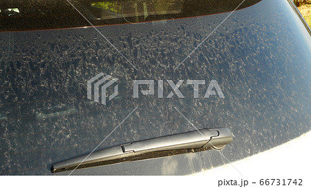 汚れたクルマの窓 66731742