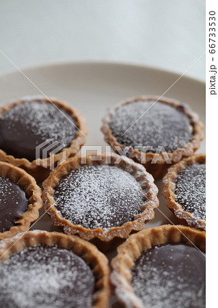 一口サイズの手作りミニチョコレートタルト 66733530