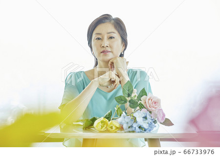 中年 フラワーアレンジメント 家 66733976