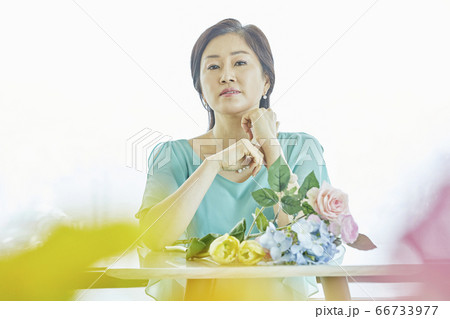 中年 フラワーアレンジメント 家 66733977