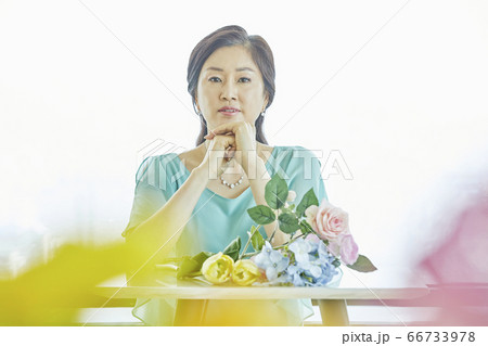 中年 フラワーアレンジメント 家 66733978