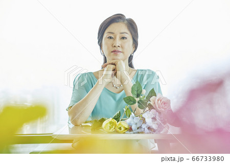 中年 フラワーアレンジメント 家 66733980
