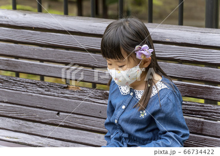 つまらなそうな女の子 66734422