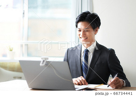 ビデオ通話をするスーツの男性 66734441
