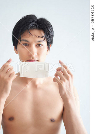 マスクをつける裸の男性の写真素材