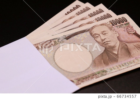 封筒と1万円札 66734557