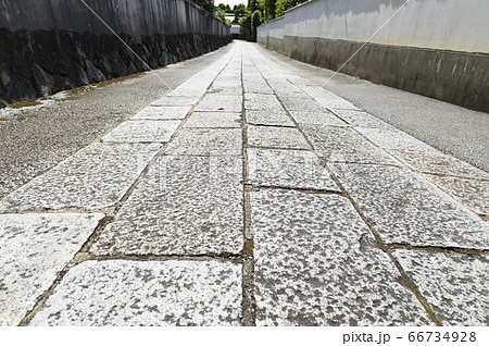 京都 東福寺周辺の寺町 石畳の道の写真素材