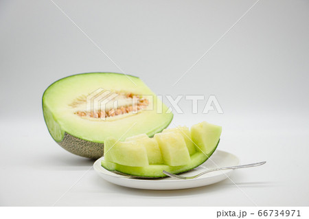 半分にカットされた熊本県特産の肥後グリーンと、一口大にカットされたメロン 半分にカットされた熊本県特産の肥後グリーンと、一口大にカットされたメロン 66734971