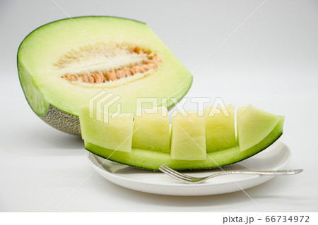 半分にカットされた熊本県特産の肥後グリーンと、一口大にカットされたメロン 半分にカットされた熊本県特産の肥後グリーンと、一口大にカットされたメロン 66734972