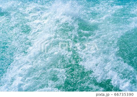 エメラルドグリーンの水面にできた船の航跡波【キャビテーション】 66735390