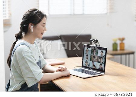 オンラインミーティングに参加する若い女性　テレワーカー　イメージ 66735921