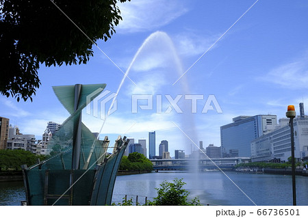 大阪 中之島公園の剣先噴水と都市景観 66736501