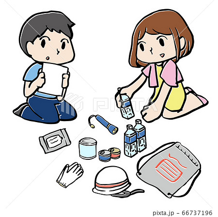 非常用持ち出し袋の中身を確認する男女 66737196