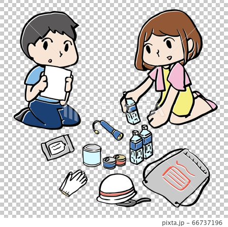 非常用持ち出し袋の中身を確認する男女 66737196
