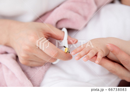 赤ちゃんの爪切り 66738083