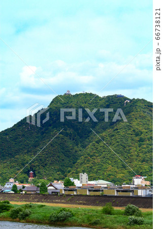 金華山、岐阜城と長良川の風景 66738121