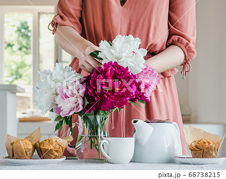 Young woman and a beautiful bouquet of flowers 66738215